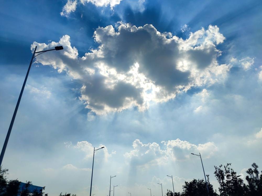 条条光亮的通路蓝天白云是秋日岛城的真实写照水面上倒映出天空的景象