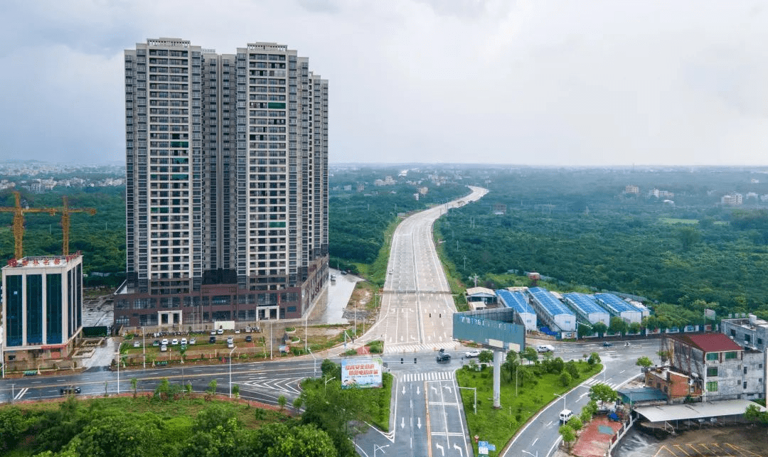 其作为西南连接东北的"大动脉",承担着电白,马踏两个高铁站急剧增长的