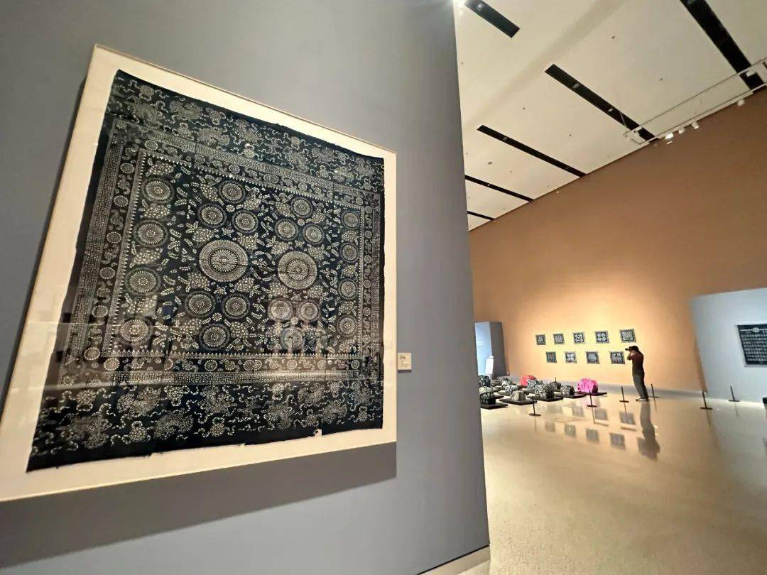 非遗蓝白之美,国家艺术殿堂展出吴元新蓝印花布收藏和设计作品_南通