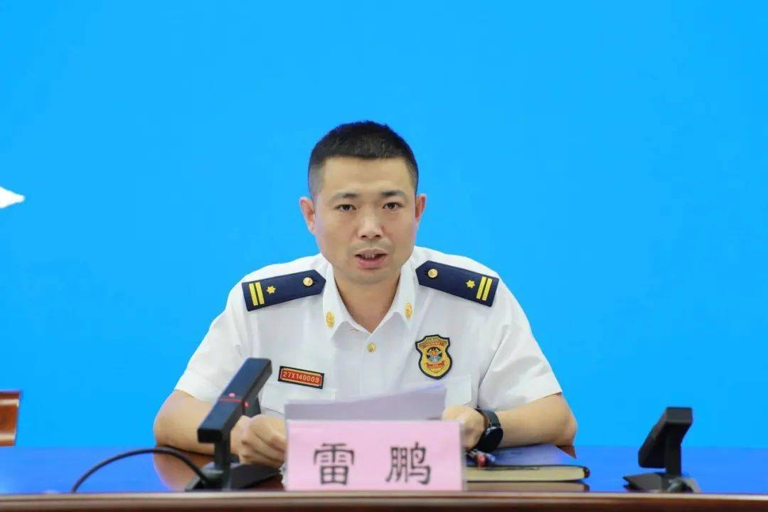 窦春雨副支队长主持会议▲彭其山政委出席会议并讲话为鼓舞士气