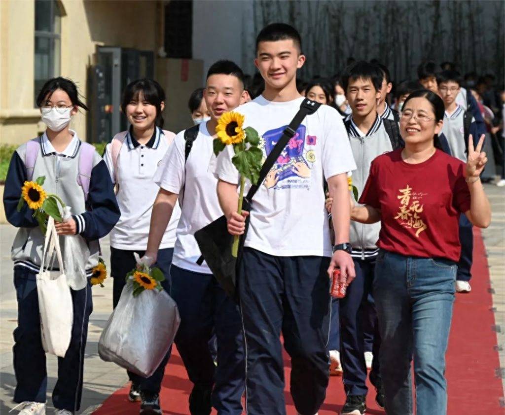 今年中考有个鲜明的例子,崂山区麦岛中学"一战成名",正是新建校高位