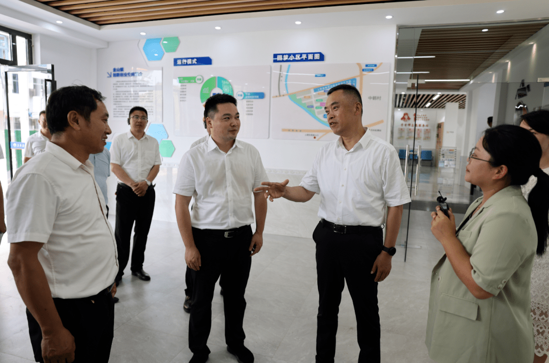 处暑时节,上栗大地山清水秀,生机盎然,考评团一行先后来到上栗镇栗