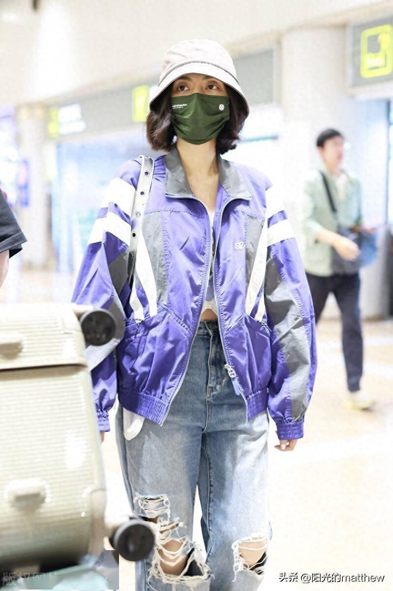 街拍:刘惜君紫色运动外套 破洞牛仔裤 渔夫帽随性率性_北京_机场
