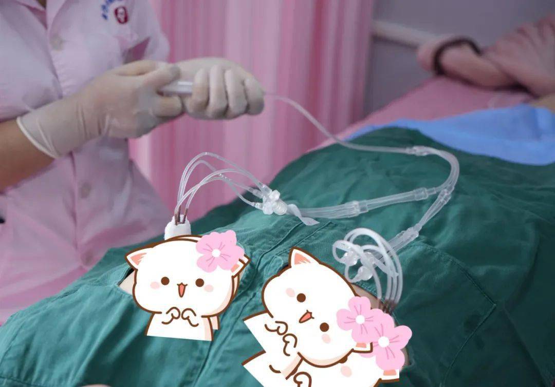 灌注治疗▲患者正在进行乳腺中药熏蒸▲为患者进行乳房疼痛治疗之手指