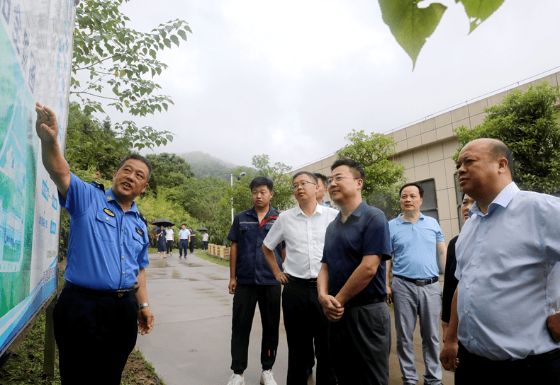 8月22日,市人大常委会副主任杨鸿敏带队来我县开展《九江市环境卫生