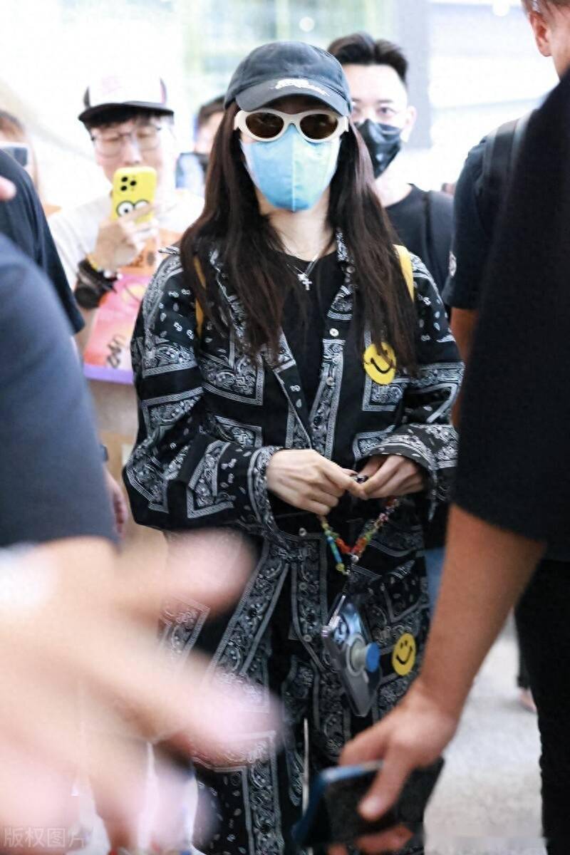 萧亚轩印花上衣戴棒球低调出依然行人气高_北京_机场