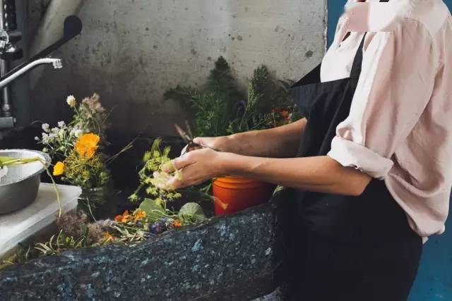 这对cp在屋顶开"农场 大排档",差点把世界第一的米其林餐厅给逼死了