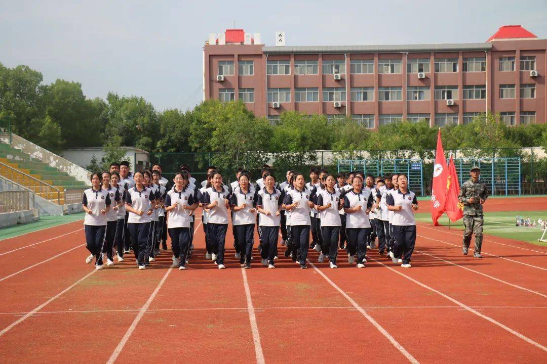 垦利区实验中学举行2023年度国防教育结训仪式_训练_军训_进行