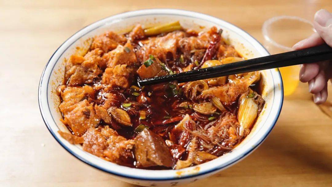 一碗大肉辣子疙瘩大功告成老汤加入诱出酸辣底味浓汤加醋为肉块增添酸