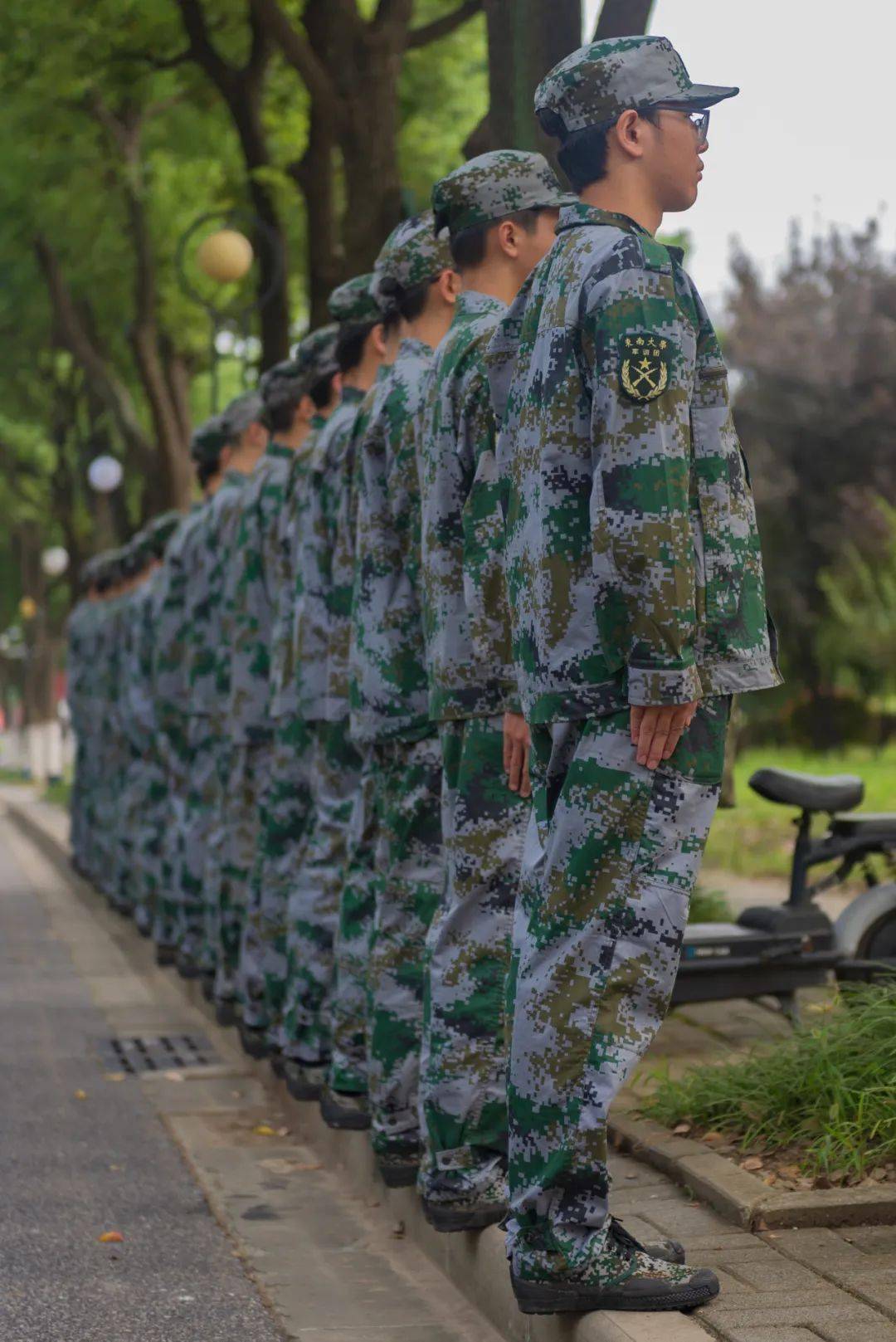 熔铸青春最响亮的交响曲那一阵齐过一阵的踏步声一令一动服从指挥青春