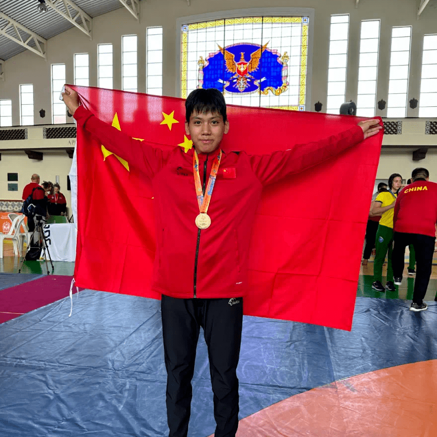 漾濞15岁女运动员在世界级比赛中斩获金牌!_中夏_摔跤_体育