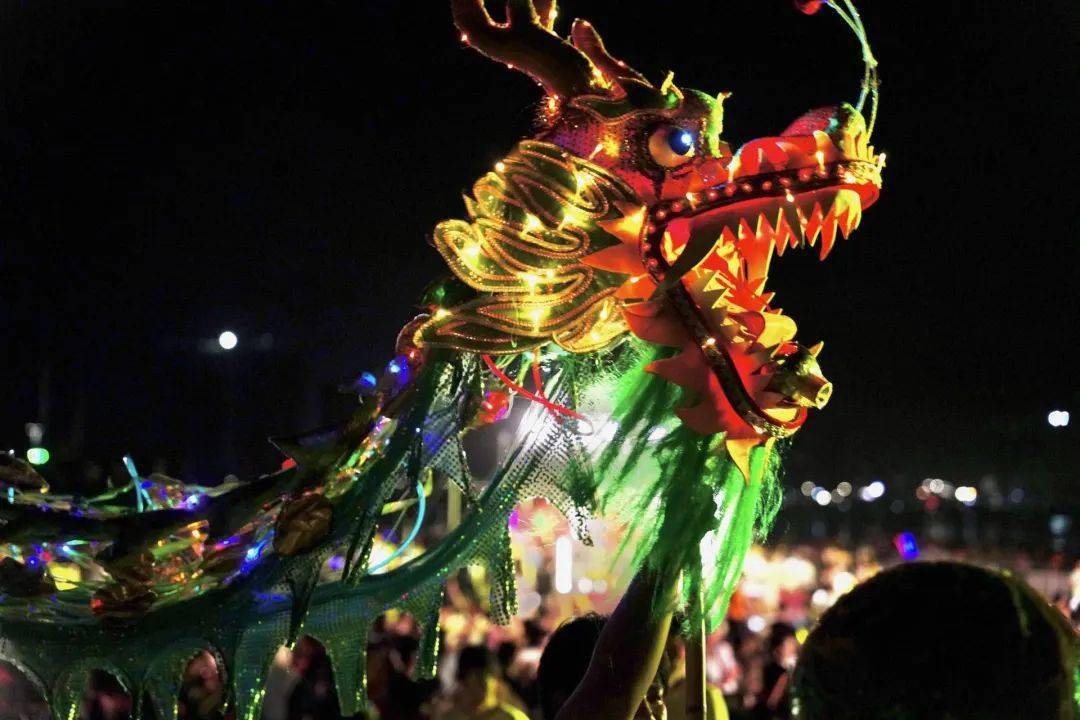 非遗人龙舞表演.陈欢 摄非遗人龙舞表演.陈欢 摄沙滩歌会.