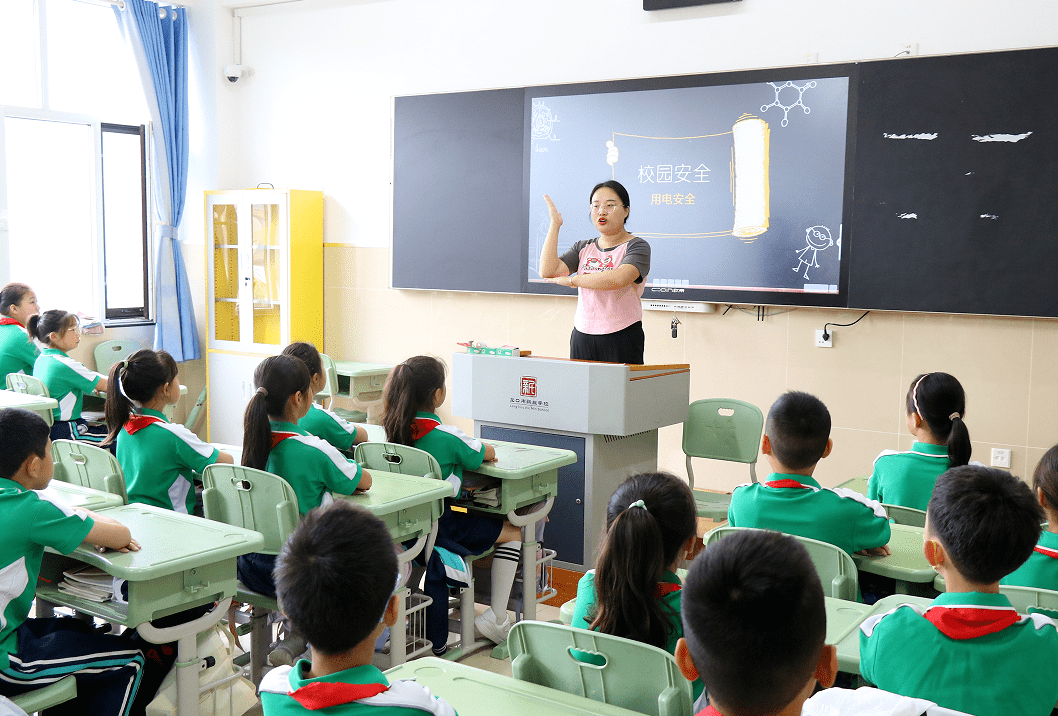 8月28日是开学第一天,新民学校根据不同年级孩子们的特点,设计了不同