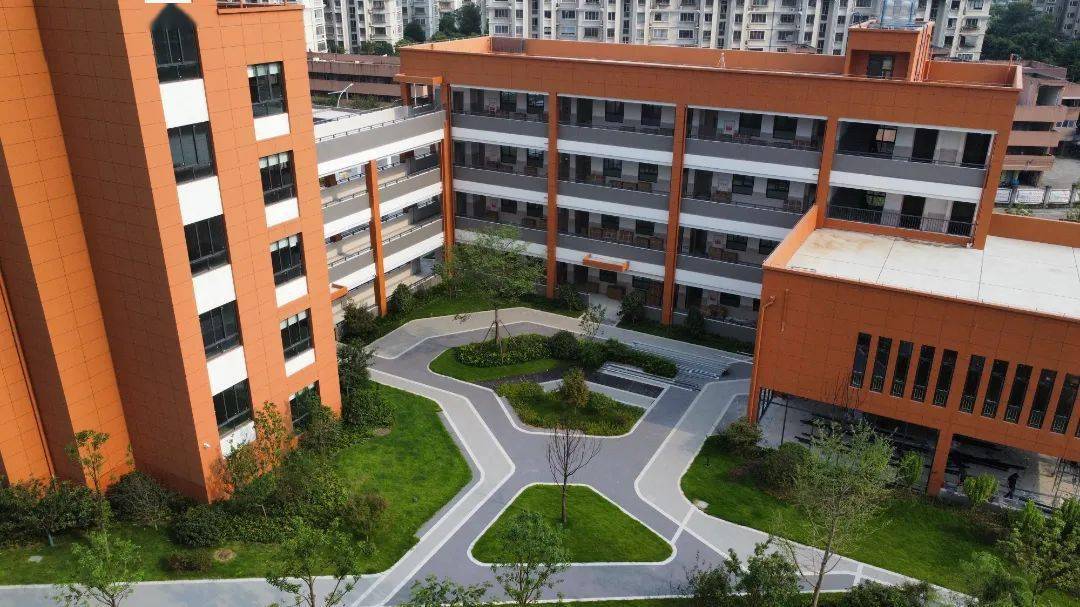 温州市城南小学会昌河校区学校坐落于会昌河畔,占地面积24949平方米