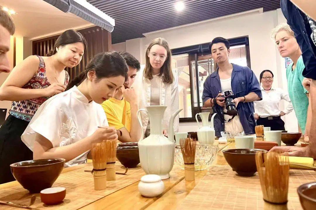 茶韵杭州行:孔子学院学生感受亚运风采与茶文化之旅