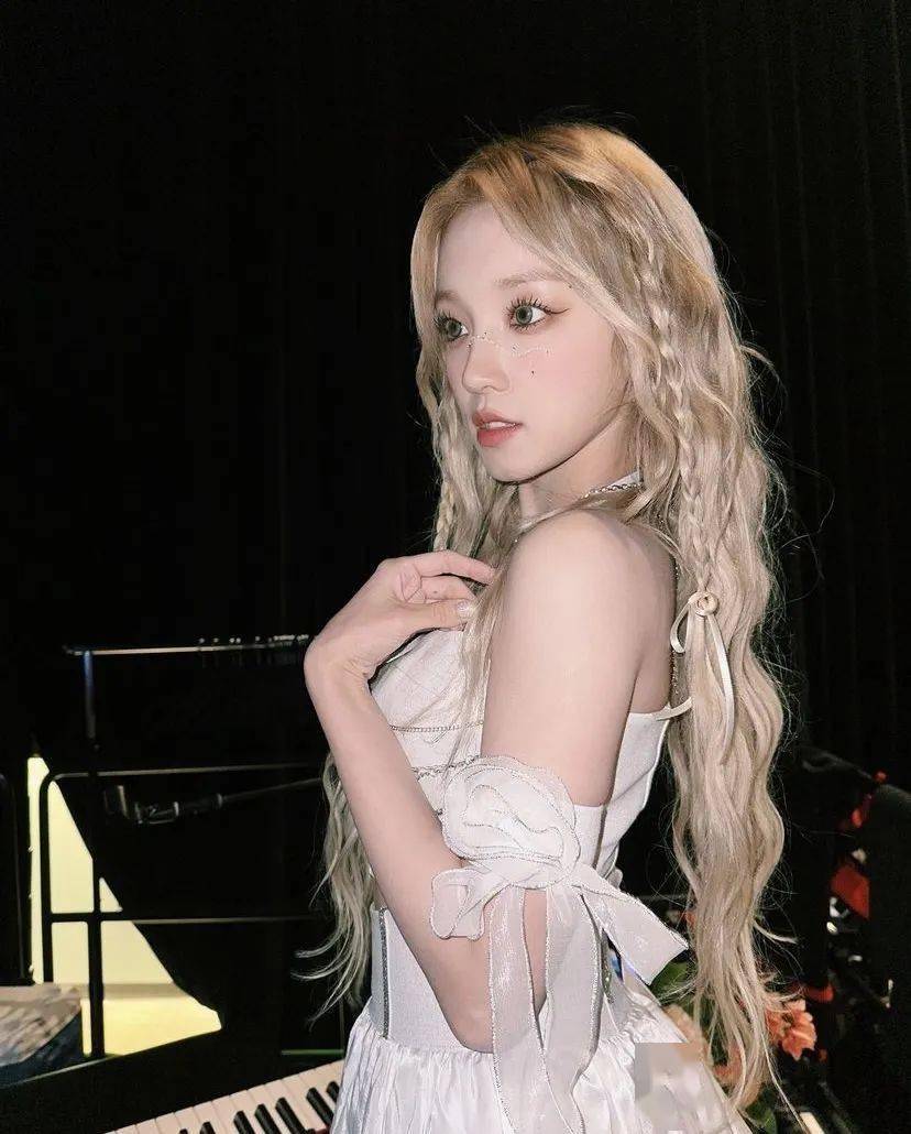 女明星梳起麻花辫是有一套的