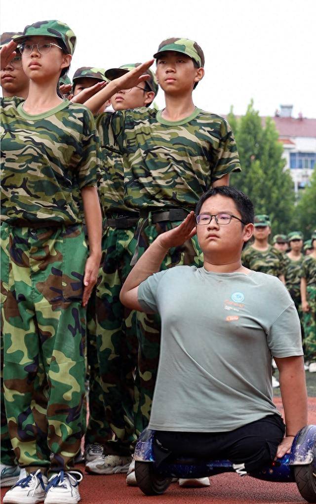 "引亿万网友点赞,自强不息的人生永远"站"得挺拔_方宇翔_军训_妈妈