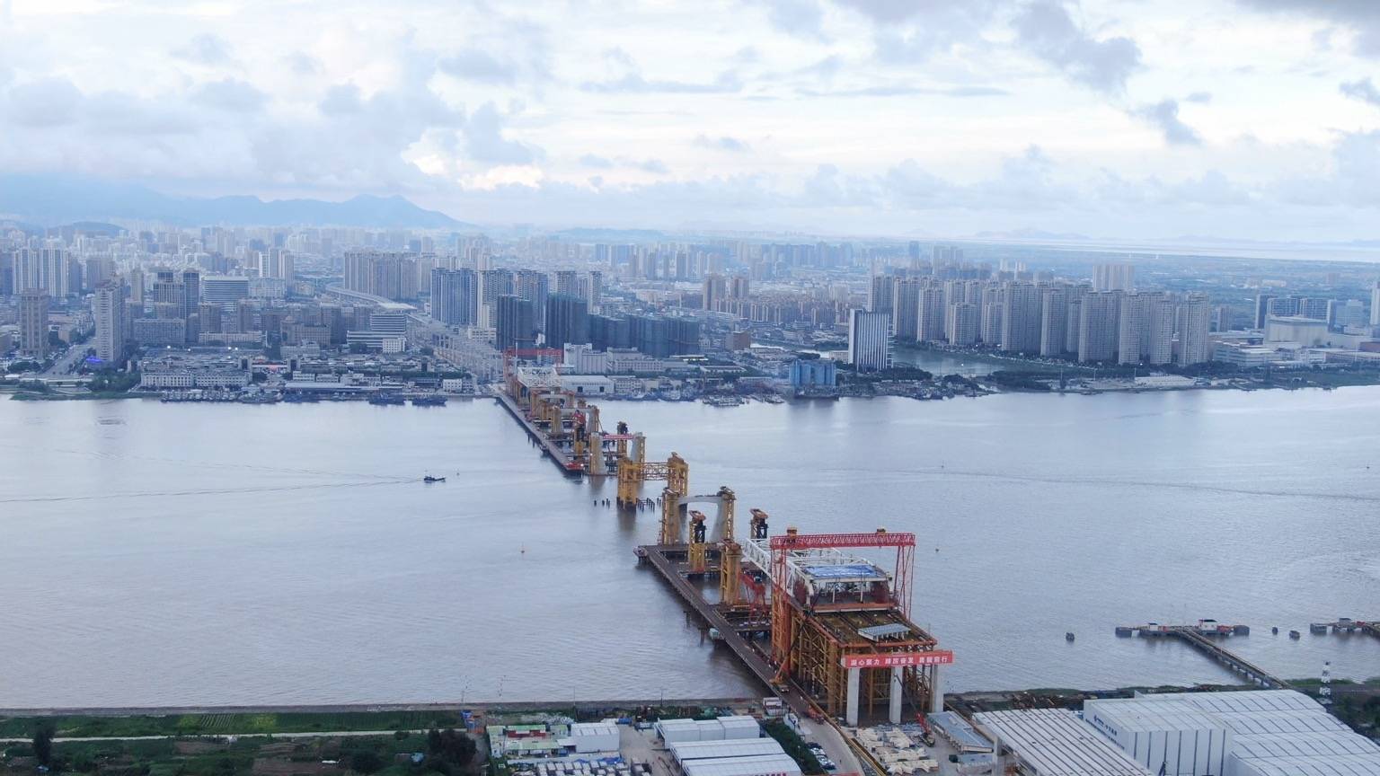 8月29日上午,在浙江瑞安的飞云江畔,永宁大桥建设现场,随着重达1100吨