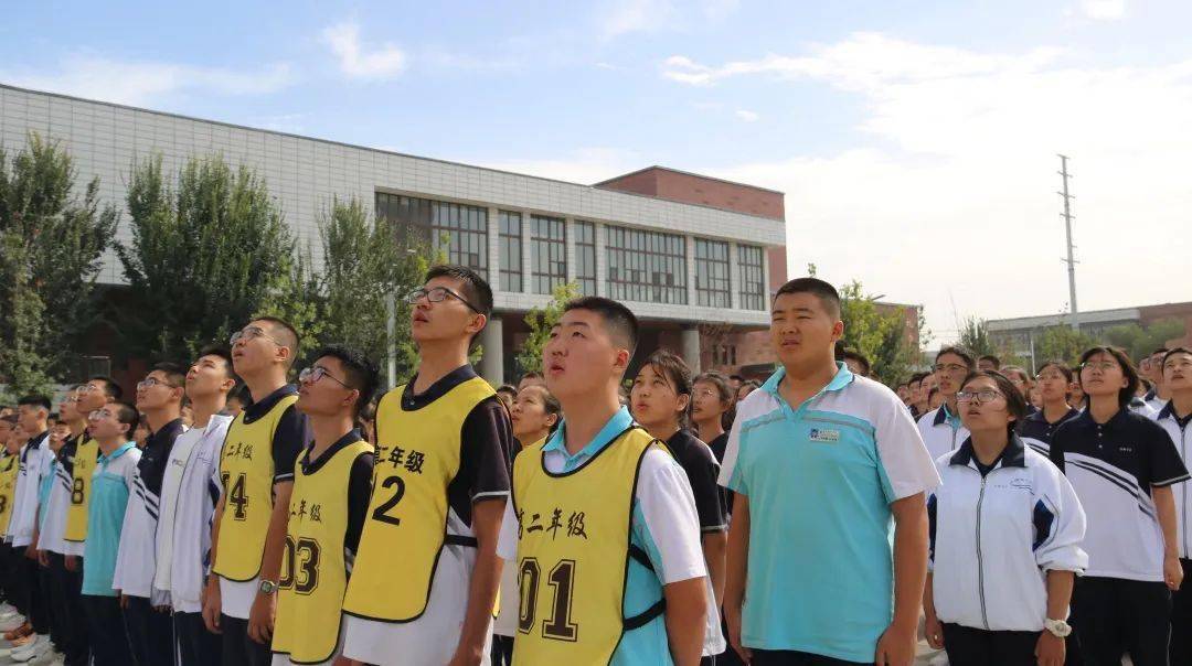 沙湾一中举行新学期首次升旗仪式_任书记_国旗_全体师生