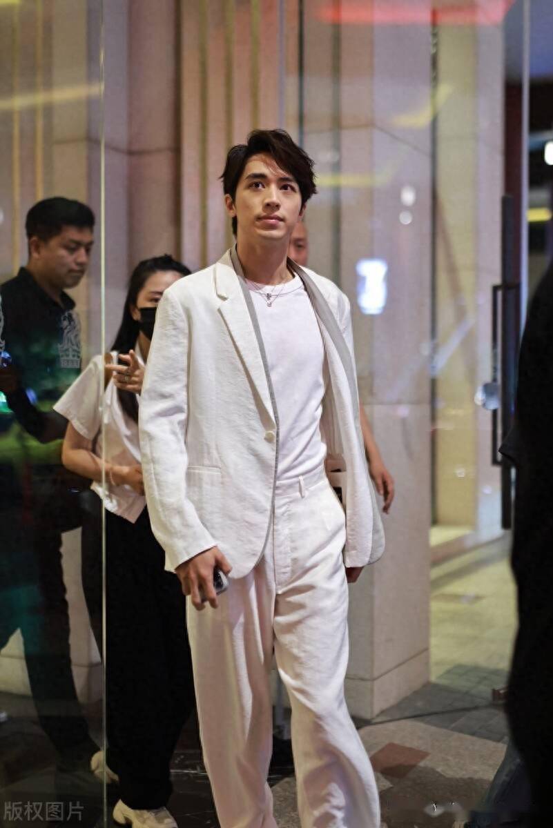 街拍:许魏洲白t恤 白色无领西装 西裤 运动鞋清爽有型格_上海_机场