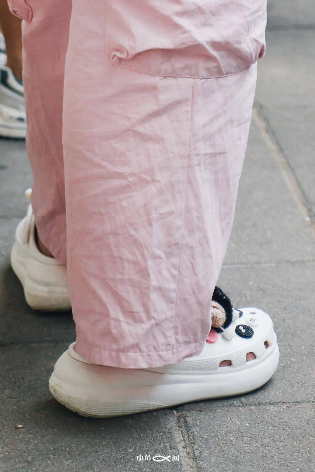 男生穿高跟,光脚就出门?