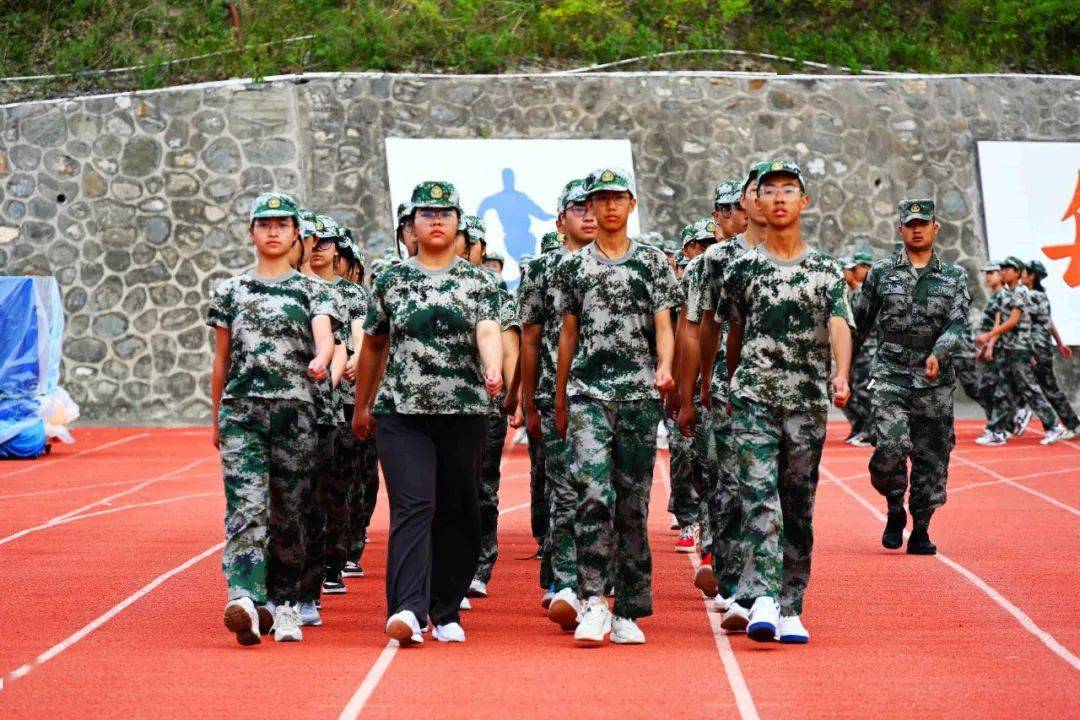 九寨沟县中学举行2023级新生军训结训仪式_表演_参训_汇报