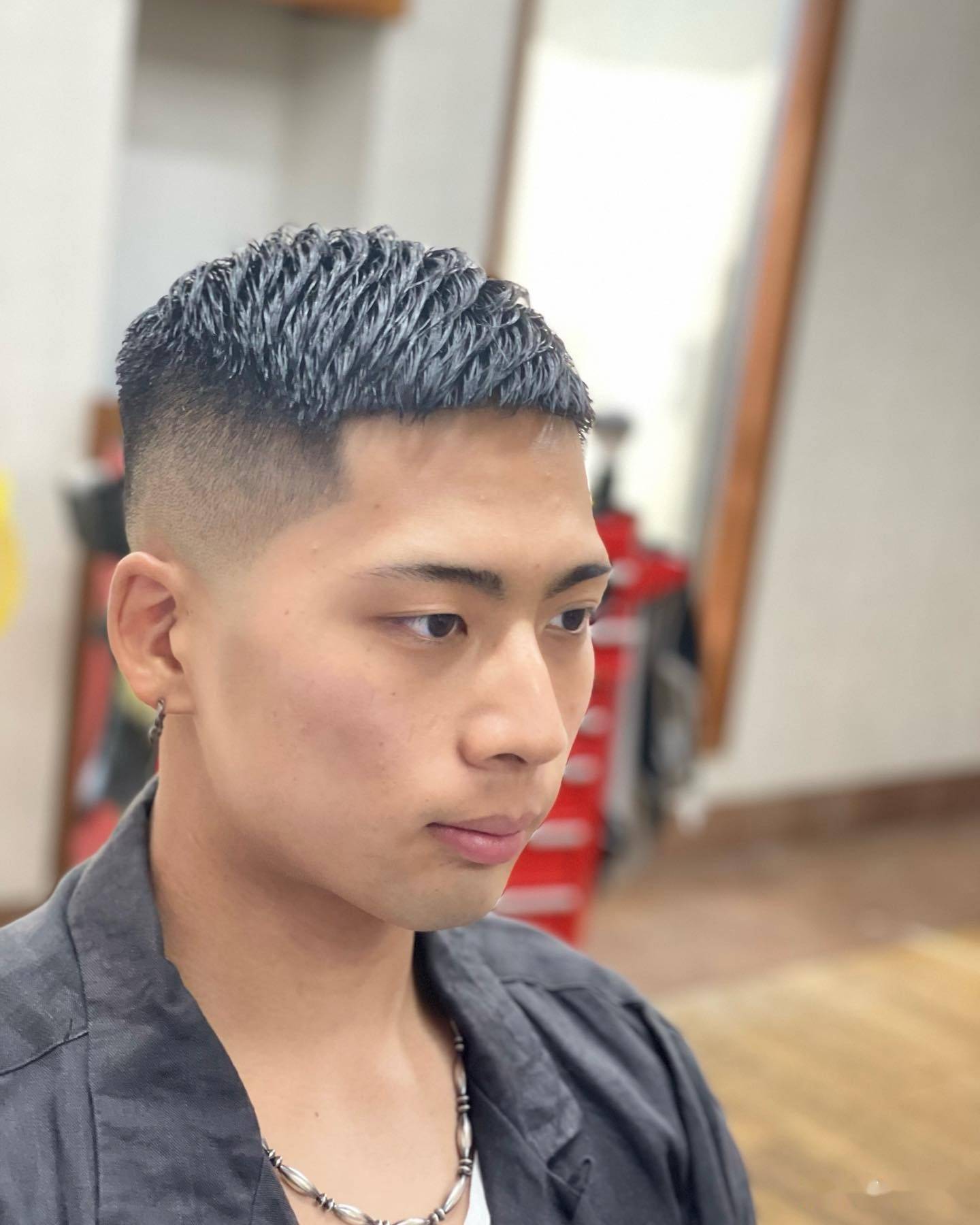 两侧铲短男发真帅气,百变时尚不落伍,适合大多数男士_发型_头发_头顶