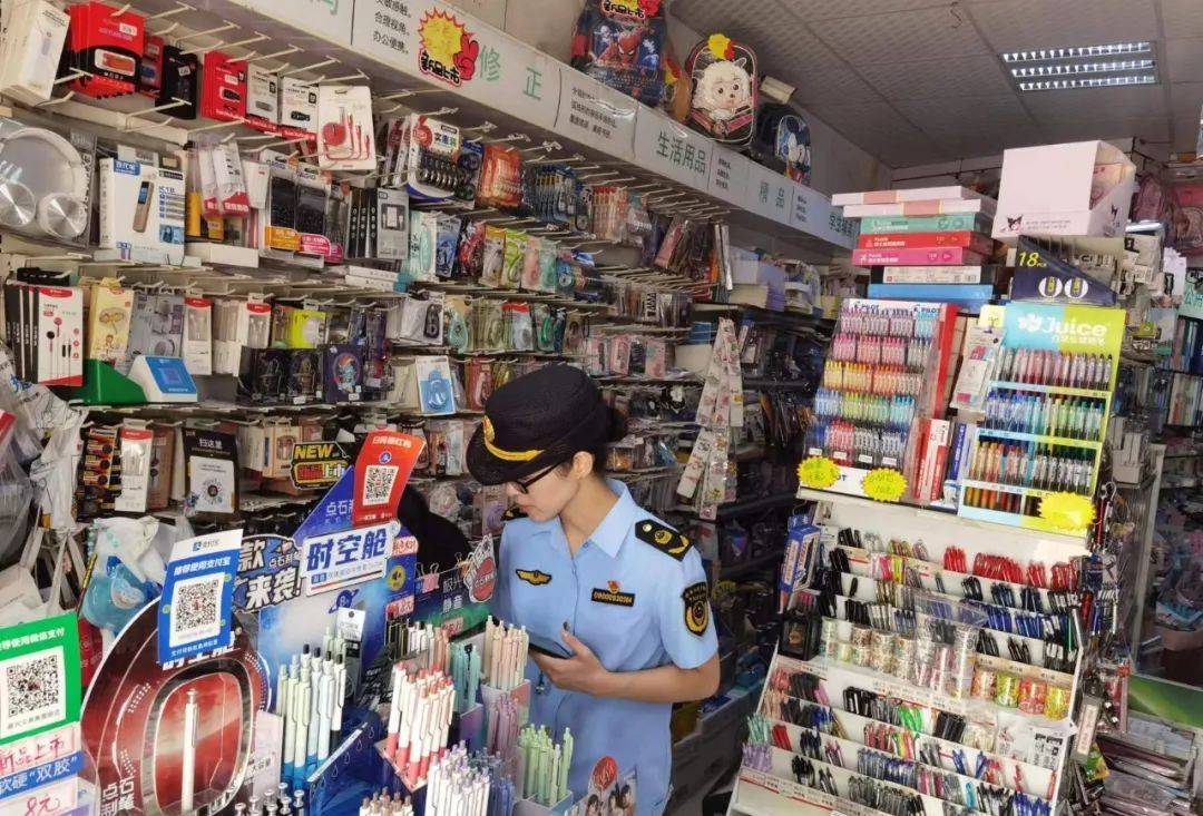 对经营者的营业执照,进货台账和食品处理操作规范等进行详细检查,从证