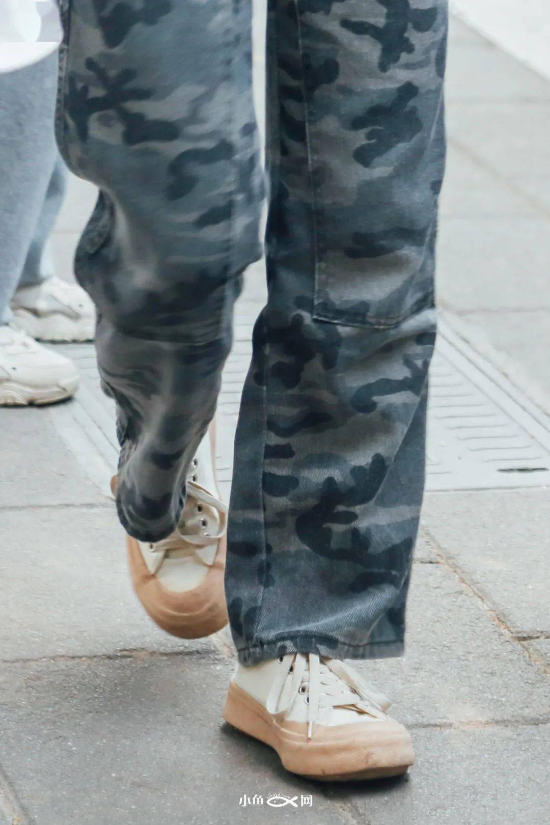 男生穿高跟,光脚就出门?