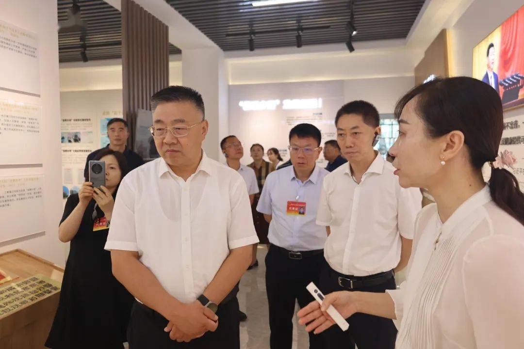 永川区人大常委会副主任张正元参加调研,副区长李世红陪同调研.