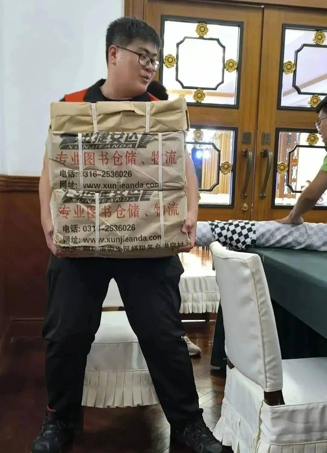 张沪生 · 新华连锁7推荐理由:销售中心办公室徐梦婕在书展期间,主要