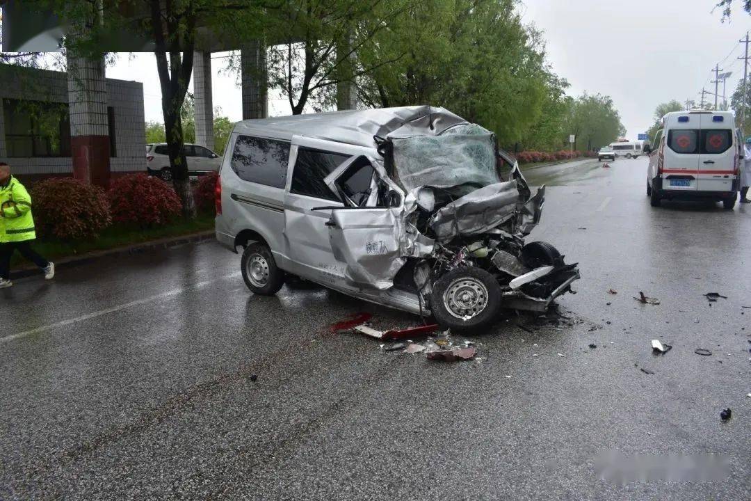 陕西交警通报铜川,汉中,宝鸡等三起较大道路交通事故_文章_平台_车辆