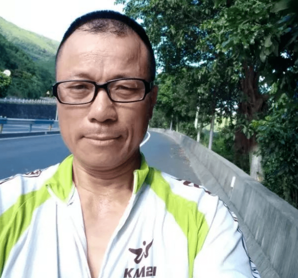 一位花甲之年的英语教师张文军骑车到达上海,正式完成了为期28天,从