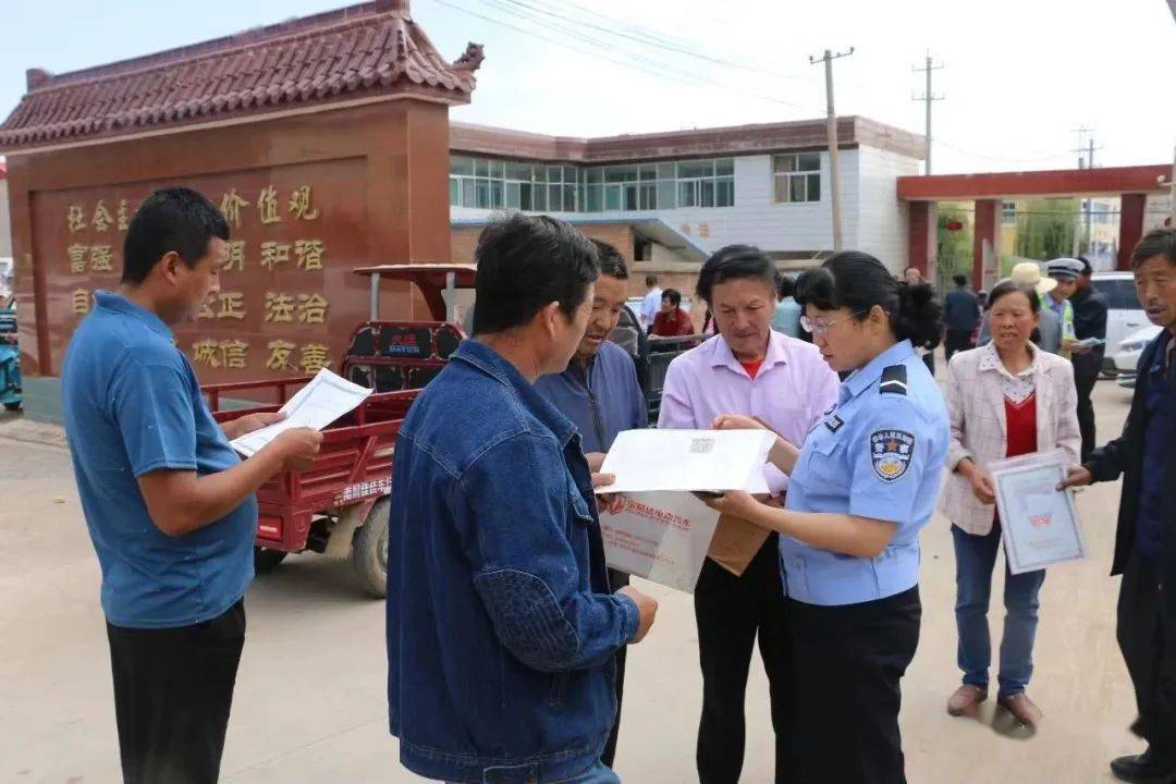 9月1日,衙下集镇交管站联合临洮县公安局交警大队车管所在衙下集镇