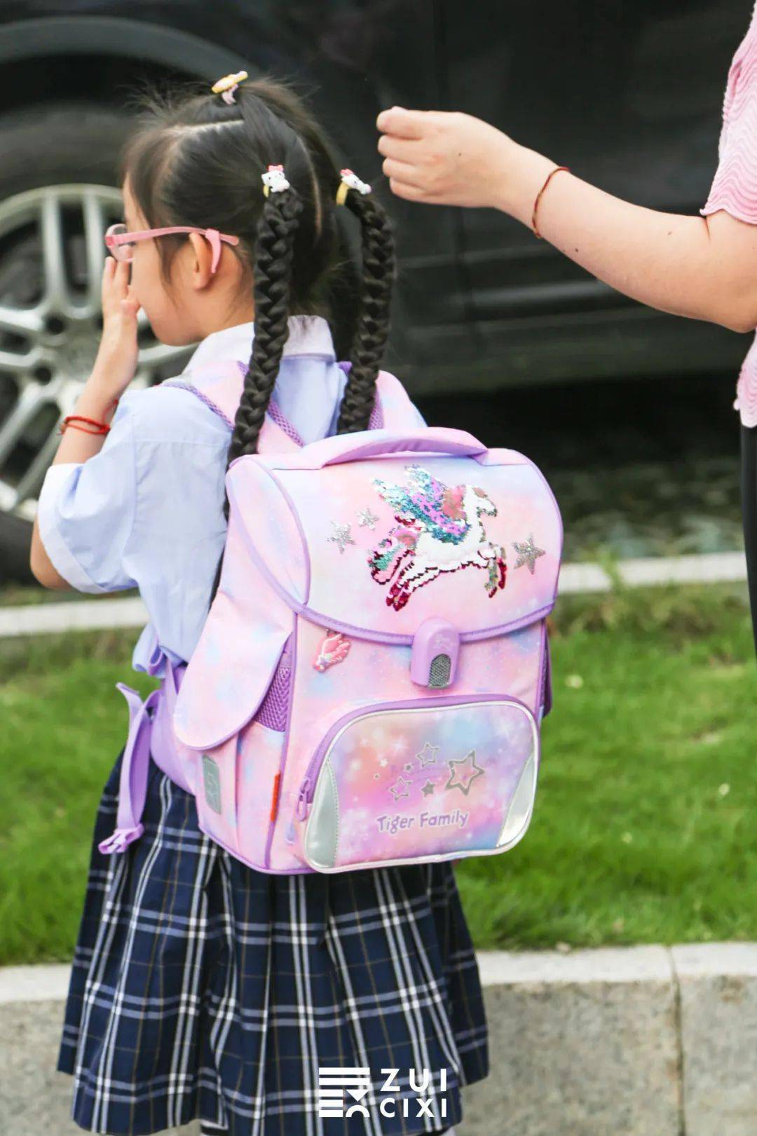 爸爸妈妈一起送我来上学啦·"书包好重""进学校爸爸就不能帮你拎了"