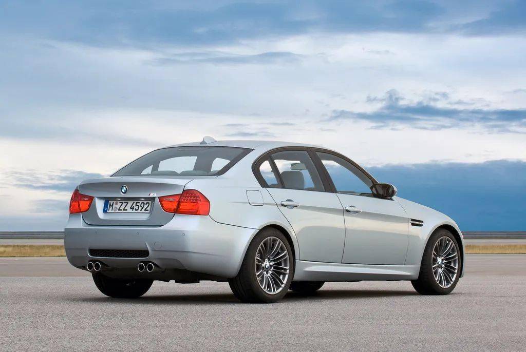 罕见的4门m3 e90,gts 1/18树脂模型试玩_搜狐汽车_搜狐网