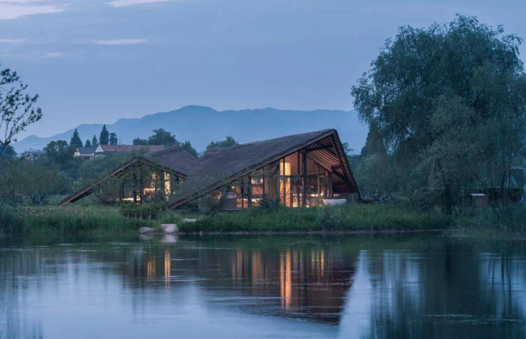 富阳阳陂湖是一个被修复的湿地公园,湿地公园中央有大小两座岛,呈长