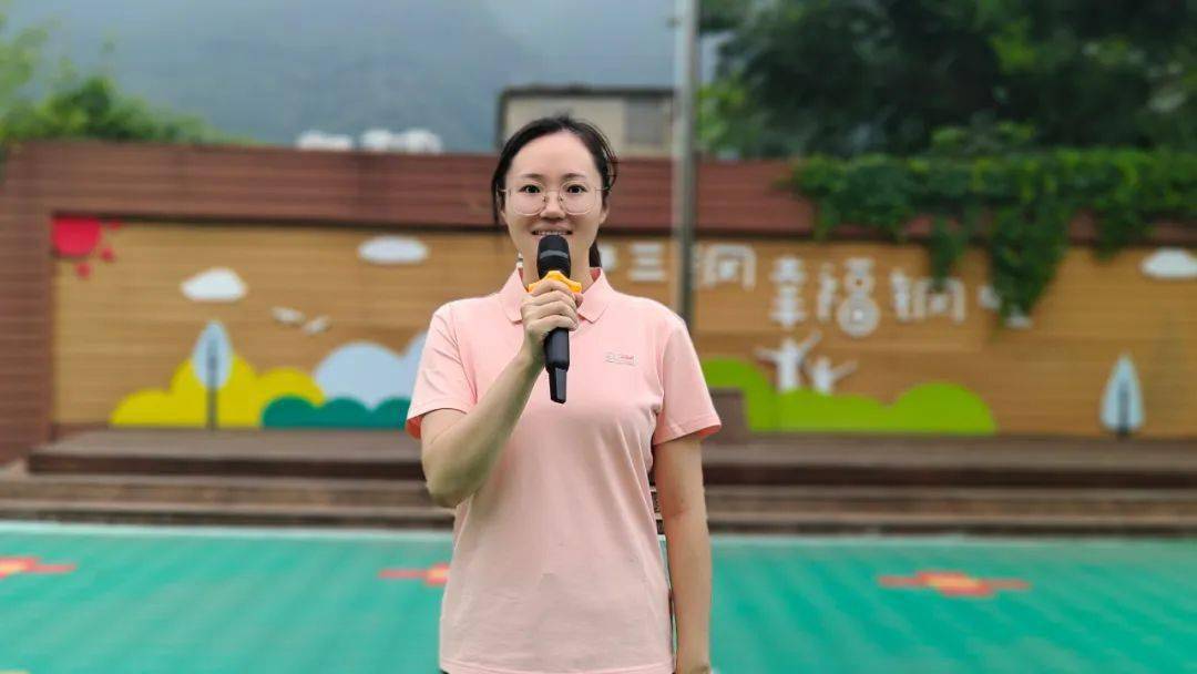 幼儿代表王靖轩小朋友,感恩老师所有的辛勤付出!