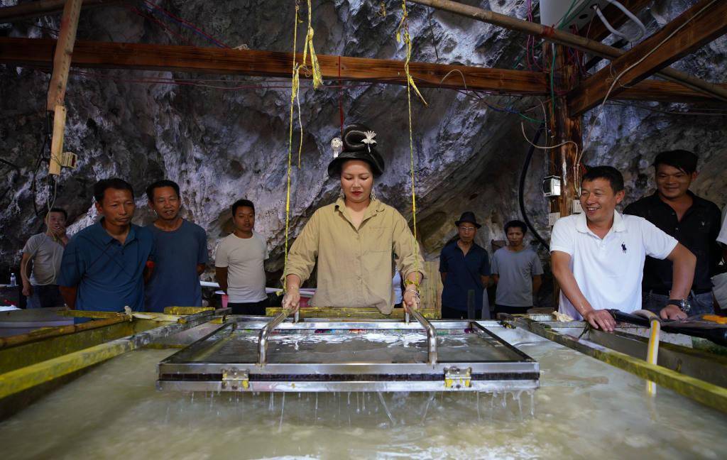 欢度吃新节 苗族村民制作非遗花草纸_黄晓海_中国_视觉