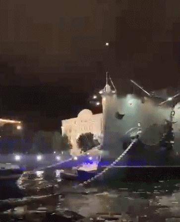 一小型船只与俄“百年老舰”阿芙乐尔号发生碰撞