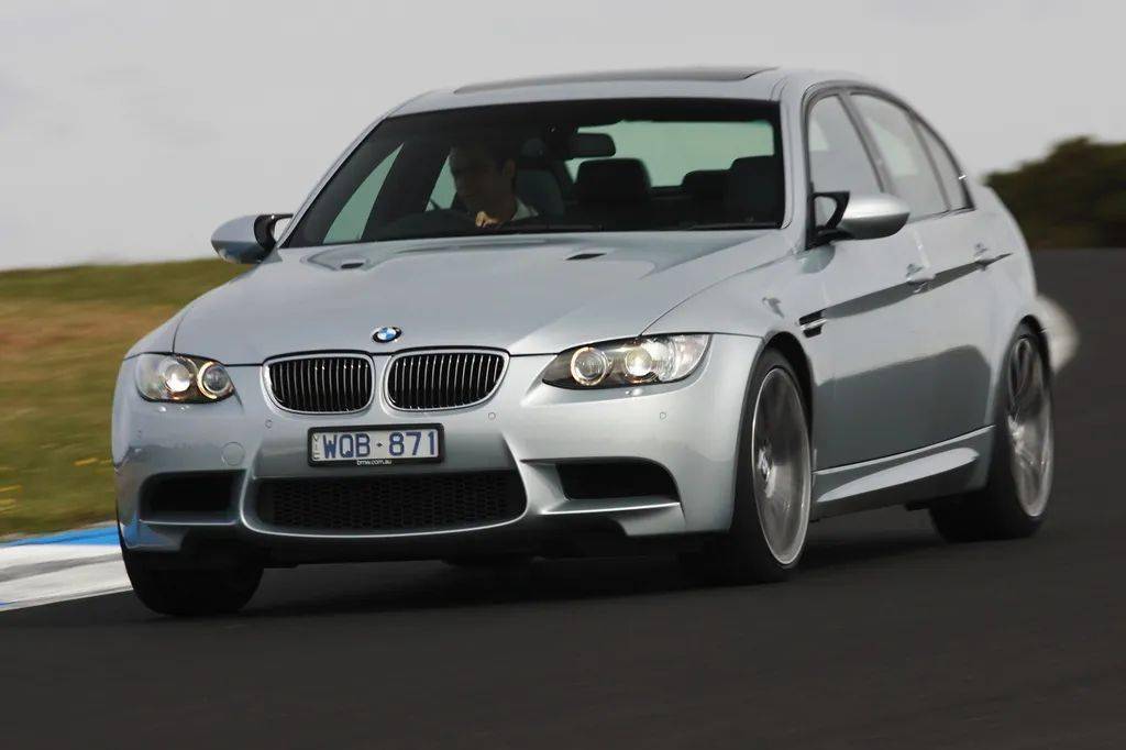 罕见的4门m3 e90,gts 1/18树脂模型试玩_搜狐汽车_搜狐网