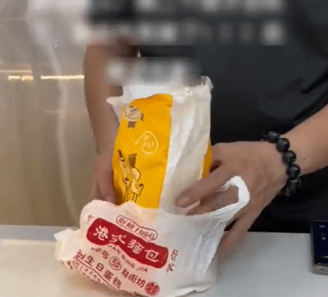 女子买到发霉面包店员当场吃下，店员：面包都是新鲜的，她存放到第二天时坏了，同一批面包都没问题