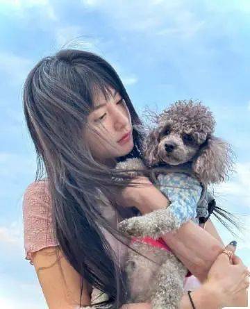 前段时间她晒出和秀智,林珍娜,张姬令一起出去玩,游泳的时候调皮的