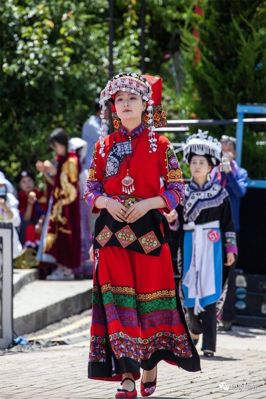 彝族服饰六祖图片