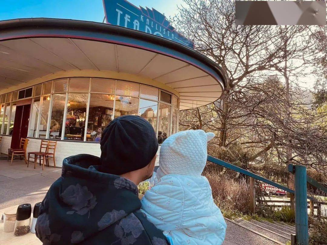 周杰伦晒与三胎温馨同框,感慨孩子长太快,1岁小女儿已学会走路_背影