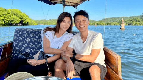 正所谓"家有贤妻旺三代",娶了卢淑仪,李克勤这辈子再辛苦也值得了.