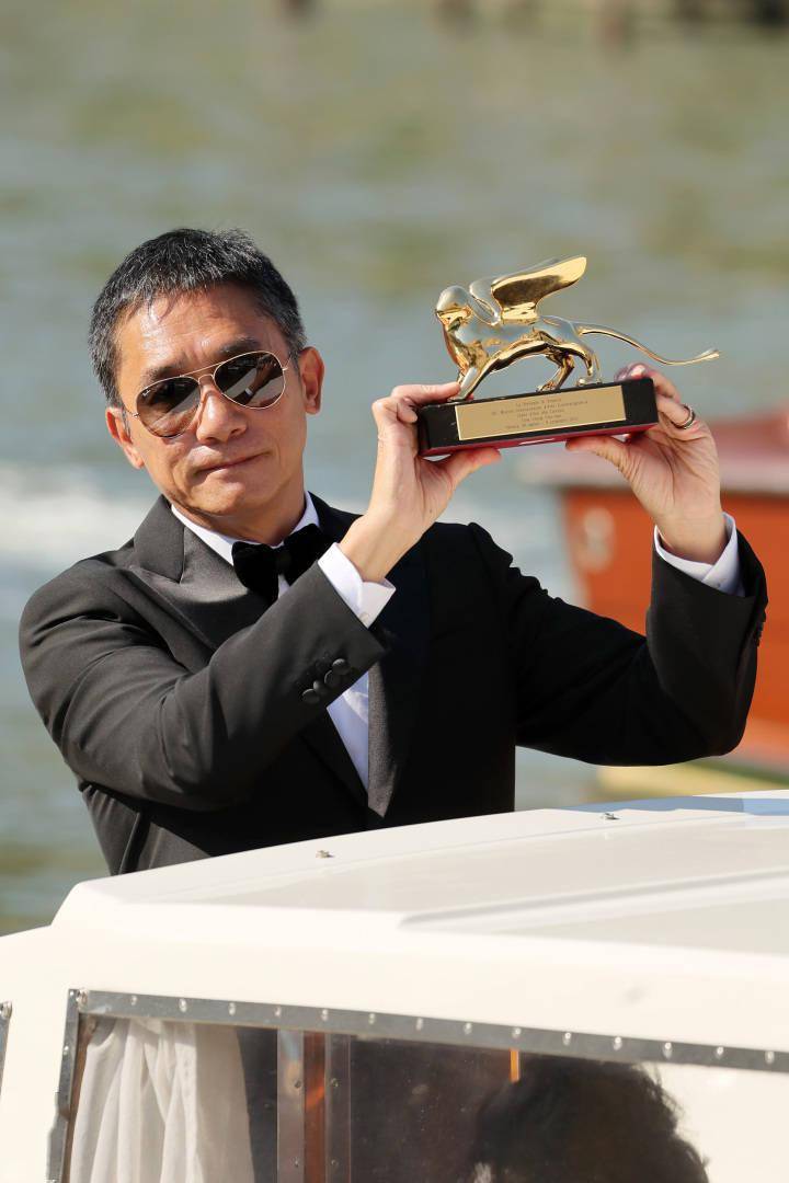 梁朝伟获威尼斯终身成就金狮奖,第一个感谢的人是她_李安_电影节_颁奖