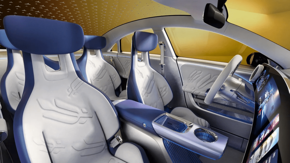 内饰方面,cla级概念车依旧十分未来与科幻,三连屏设计,立体的出风口与