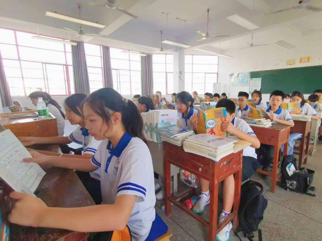 老师们早早在校门口迎接孩子们的到来十六中教联体西塞中学校区1日