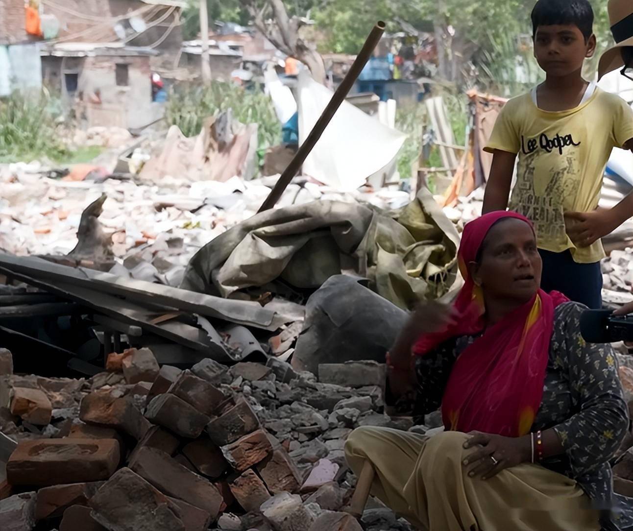 印度强拆贫民窟,穷人无家可归!